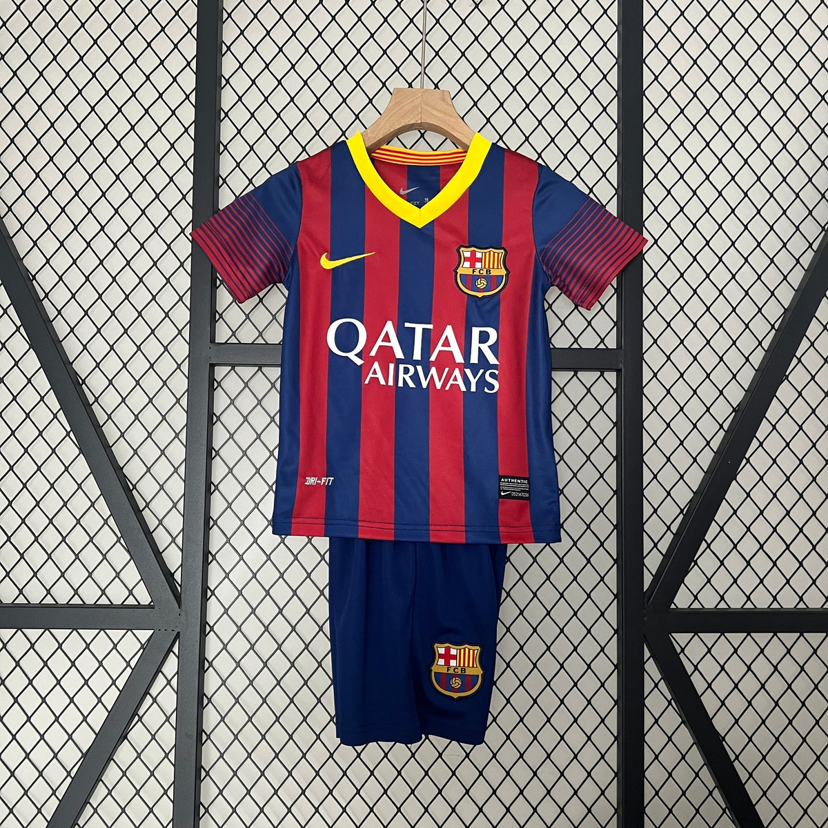 CAMISETA BARCELONA I 13/14 CONJUNTO INFANTIL (RETRO) - Vitrine Futebolística